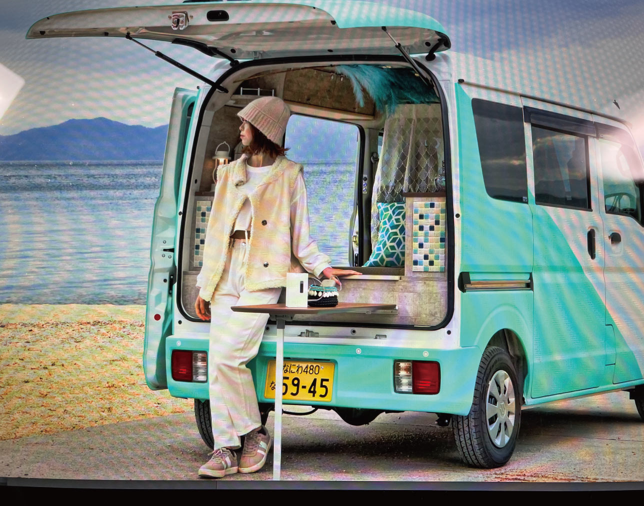 女性と車の画像